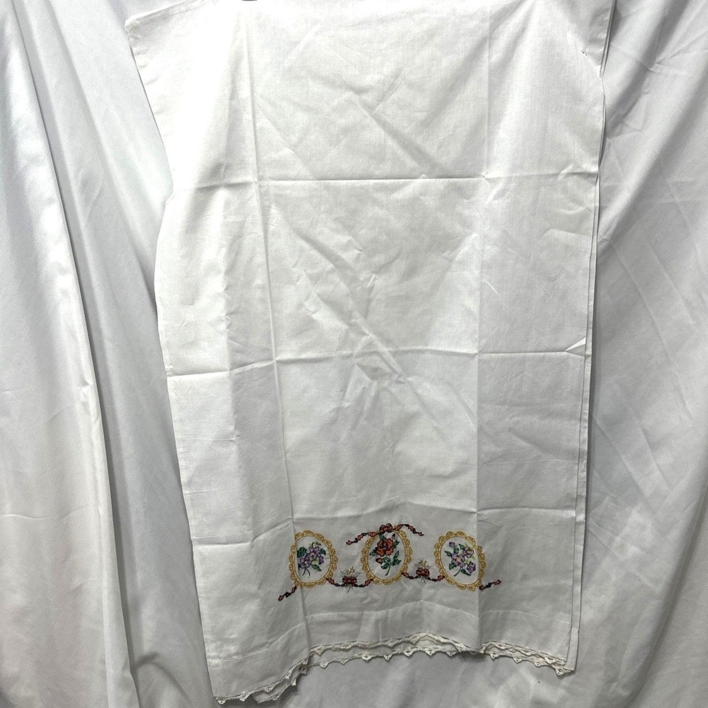 Pair Of Vintage Large 33" x20" White Pillowcases With Flower Embroidery NWOT - Picture 3 of 11